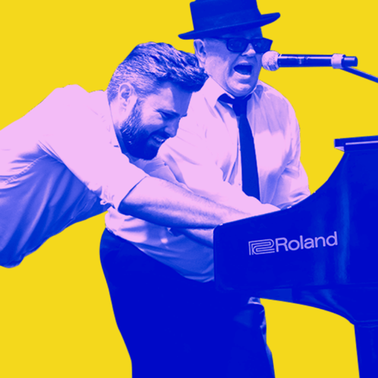 Dwóch muzyków grających na fortepianie